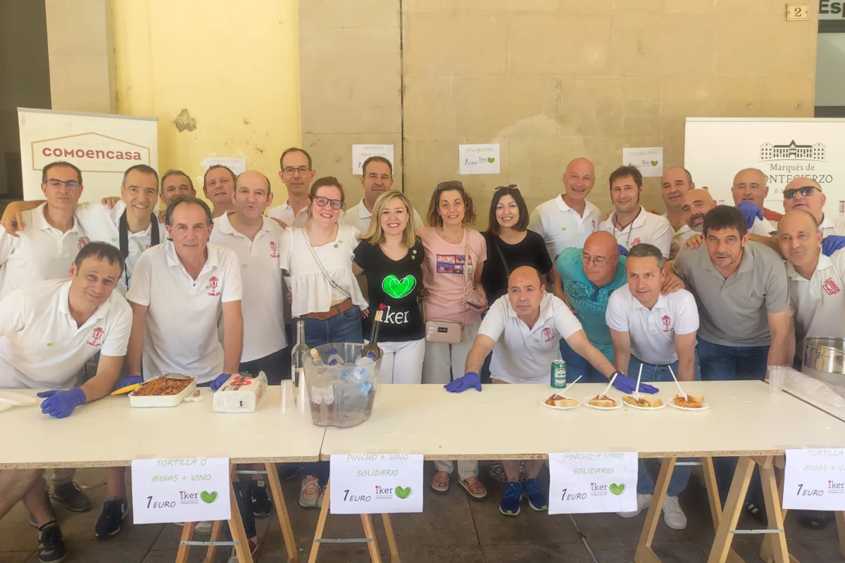 Grupo de voluntarios y colaboradores participando en una actividad solidaria organizada por Asociación IKER.