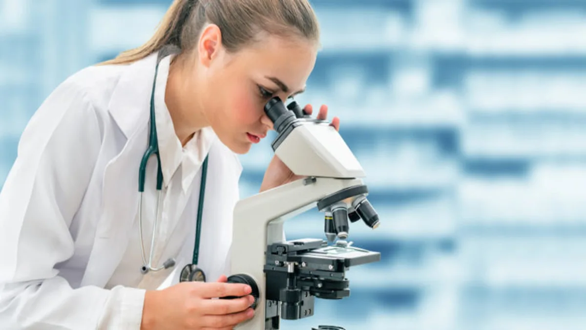 Investigadora analizando muestras en laboratorio para el estudio y avance en la investigación del liposarcoma.