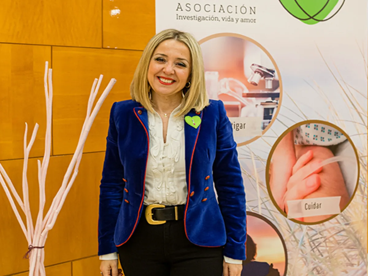Representante de Asociación IKER durante un acto solidario y de divulgación de la labor de la asociación.
